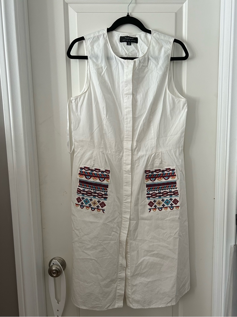 Tahari Arthur Levine White Sleeveless Dress w/ Embroidered Pockets 100% cotton
